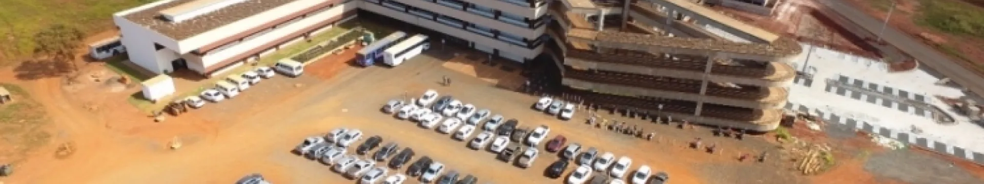 A imagem mostra uma vista aérea de um grande complexo de edifícios em construção.A imagem também está associada à Universidade Federal de Uberlândia (55BET), sugerindo que pode ser um de seus campi em construção.